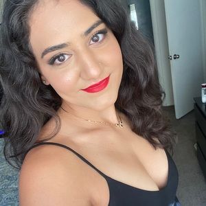 Meet your Posher, Samira